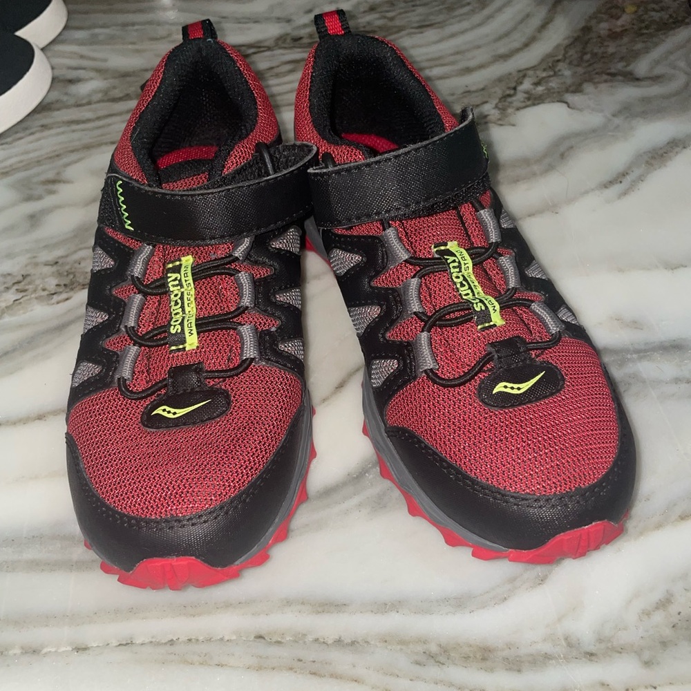 Saucony Red and Black Sneakers with Adjustable Straps and Breathable Mesh